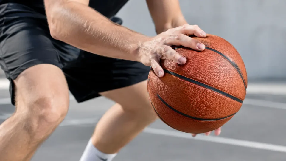 Warum wird ein Basketball rutschig beim Spielen?