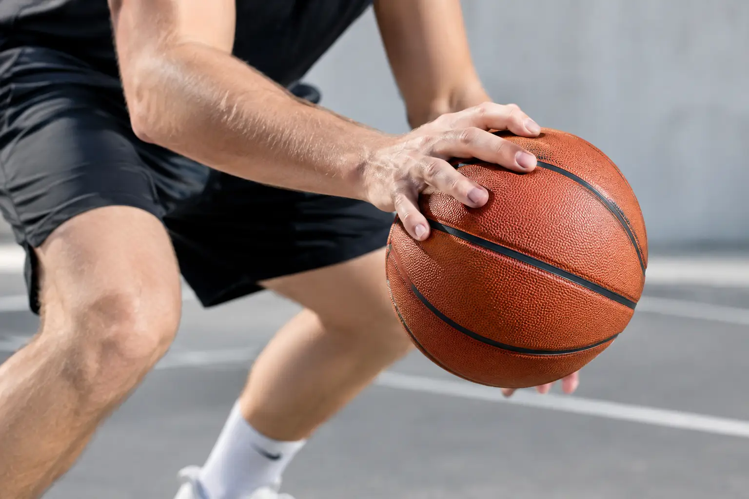 Warum wird ein Basketball rutschig beim Spielen?